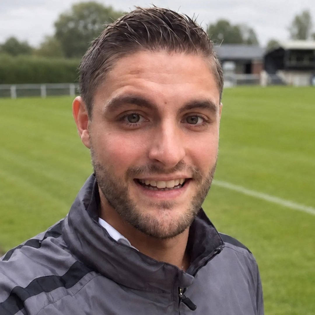 Cyril Martins au bord d’un terrain de sport